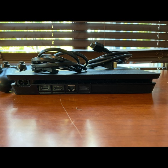 PS4 - Picture 2 of 3